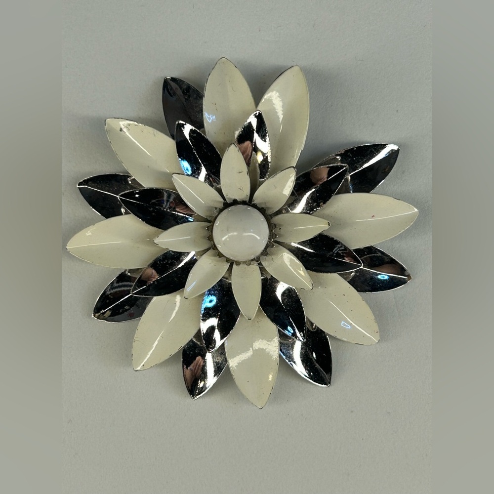 011. Sarah Coventry White and Silver Flower Petal Brooch
